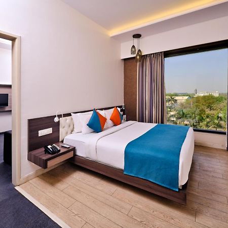 Pride Biznotel Manjusar Vadodara Near Sokhda Lake Ngoại thất bức ảnh