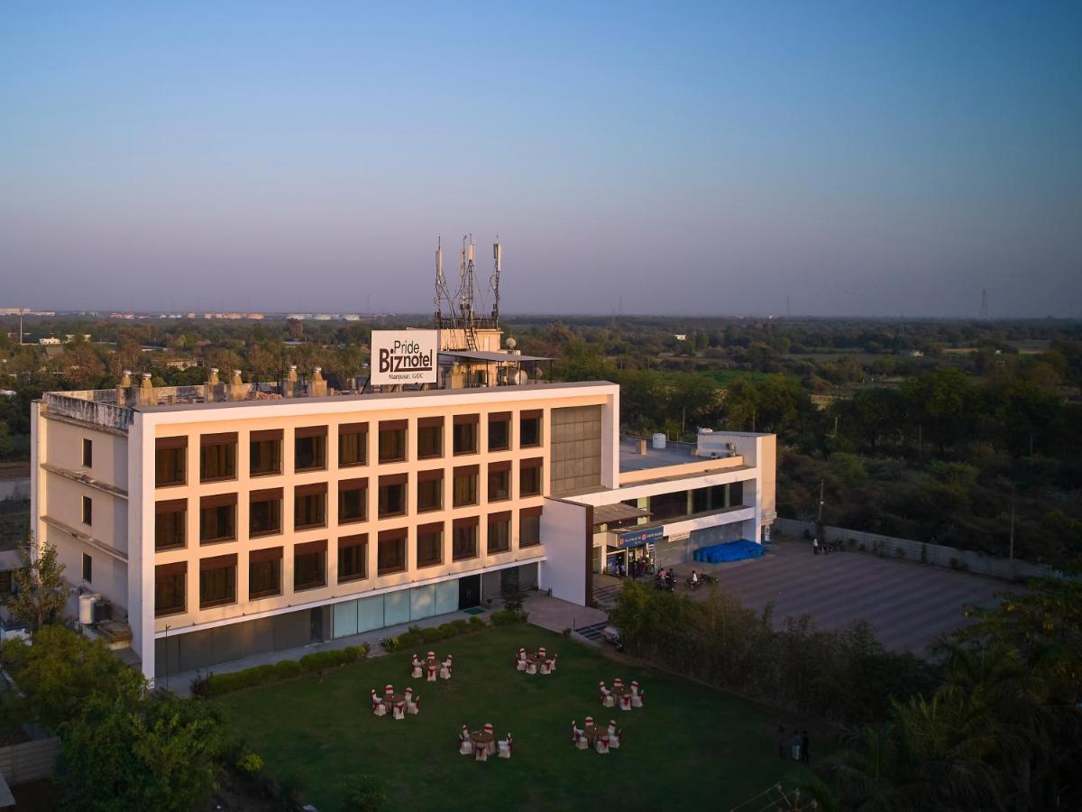 Pride Biznotel Manjusar Vadodara Near Sokhda Lake Ngoại thất bức ảnh