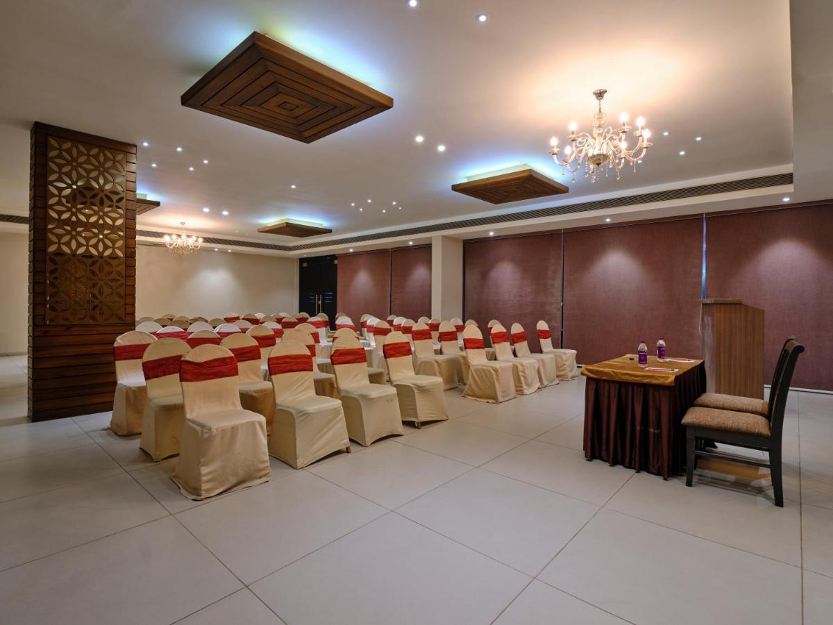 Pride Biznotel Manjusar Vadodara Near Sokhda Lake Ngoại thất bức ảnh