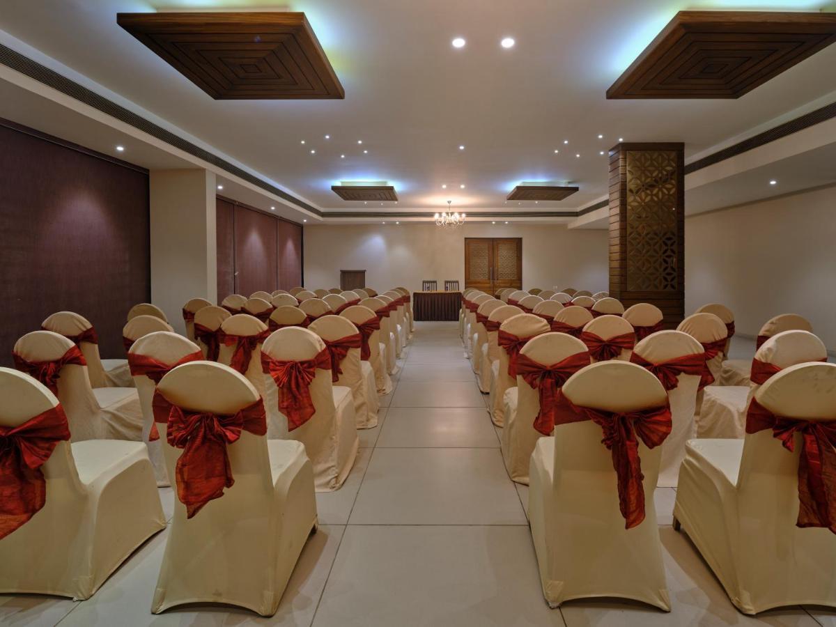 Pride Biznotel Manjusar Vadodara Near Sokhda Lake Ngoại thất bức ảnh