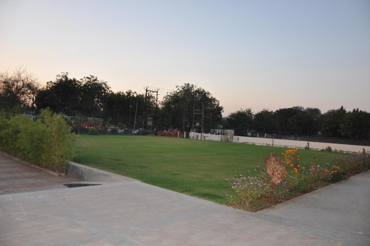 Pride Biznotel Manjusar Vadodara Near Sokhda Lake Ngoại thất bức ảnh