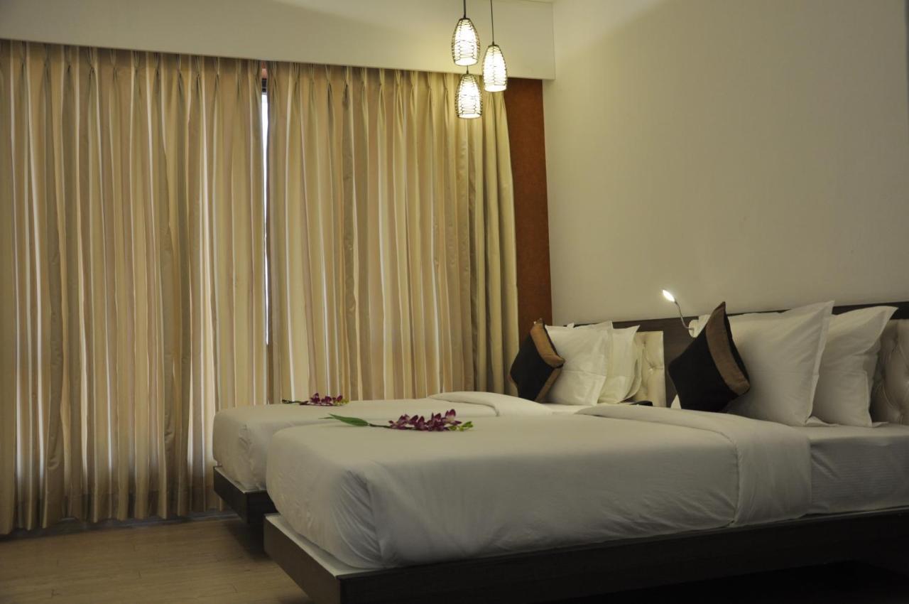 Pride Biznotel Manjusar Vadodara Near Sokhda Lake Ngoại thất bức ảnh