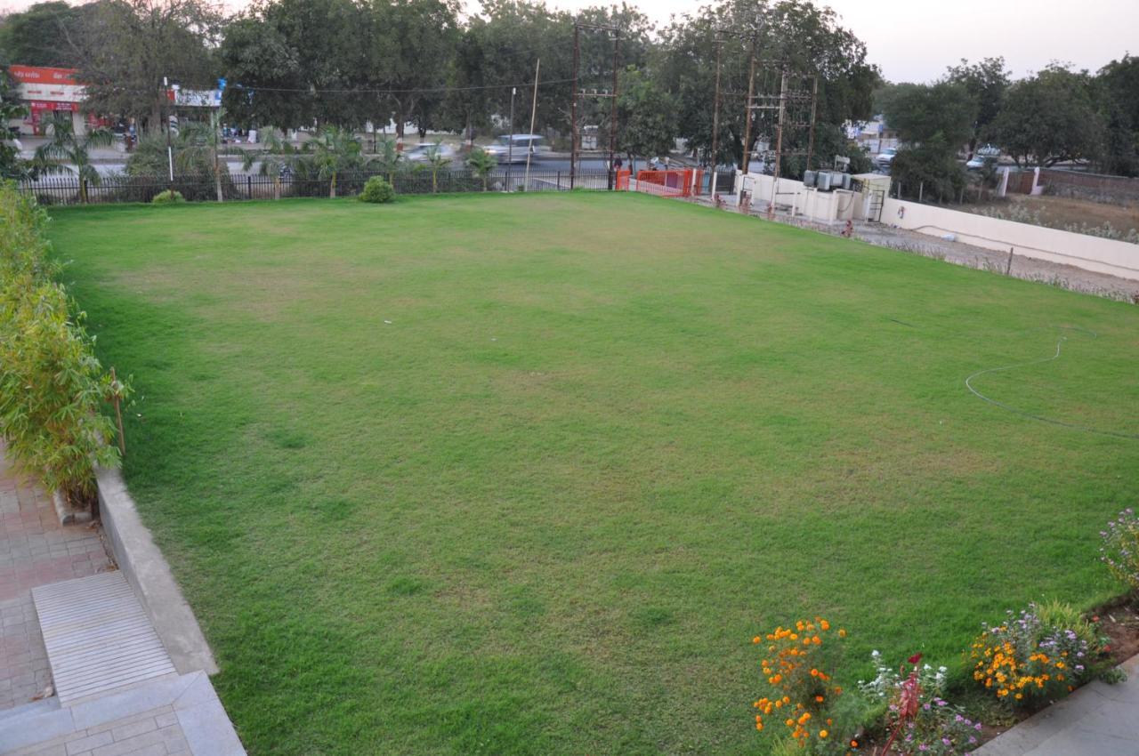 Pride Biznotel Manjusar Vadodara Near Sokhda Lake Ngoại thất bức ảnh