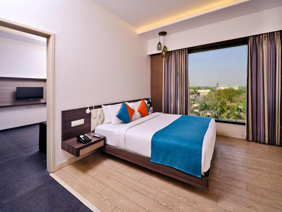 Pride Biznotel Manjusar Vadodara Near Sokhda Lake Ngoại thất bức ảnh